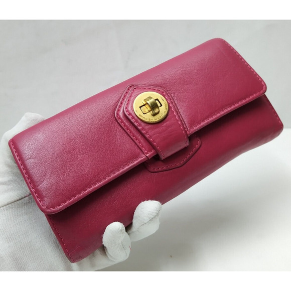 Marc by Marc Jacobs Red Leather Turnlock Credit Card ID Windows Trifold Wallet - Picture 1 of 16